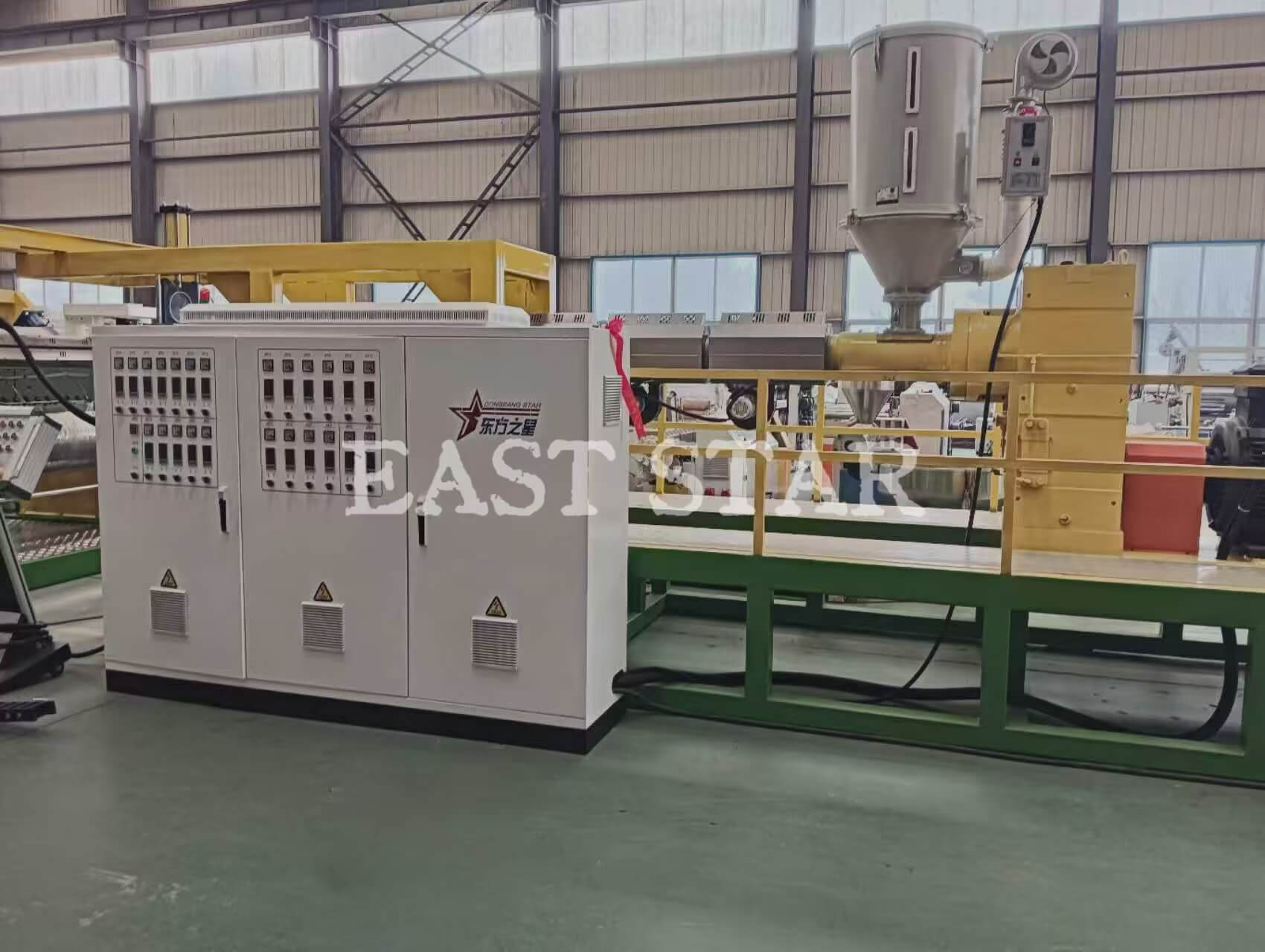 اختراق الابتكار! خط بثق الصفيحة الحزامية للسماد الطبيعي الجديد Qingdao EASTSTAR بطول 2.4 متر يتم تشغيله بنجاح خارج الخط
