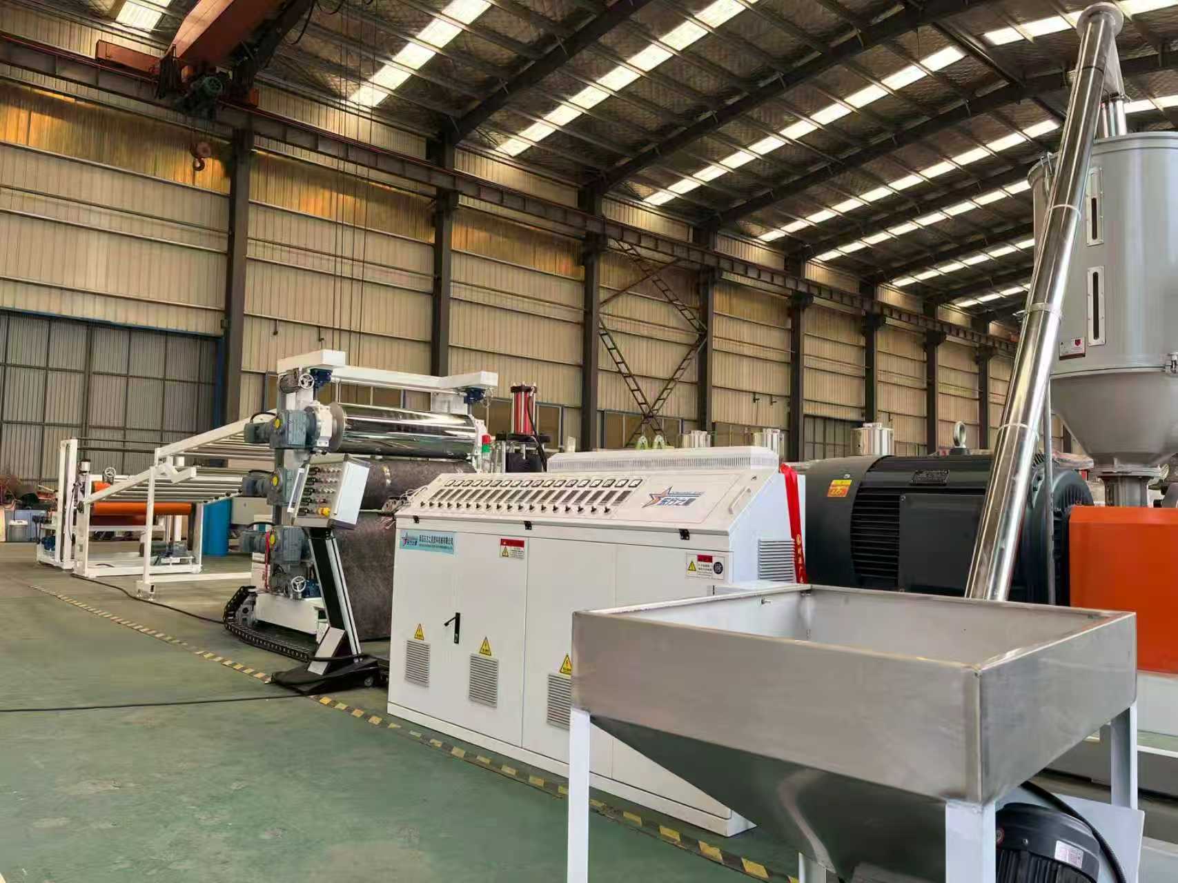 QINGDAO EASTSTAR ترحب بالعملاء لفحص معدات حصيرة الحماية من الانزلاق TPE/TPV/TPU/TPR