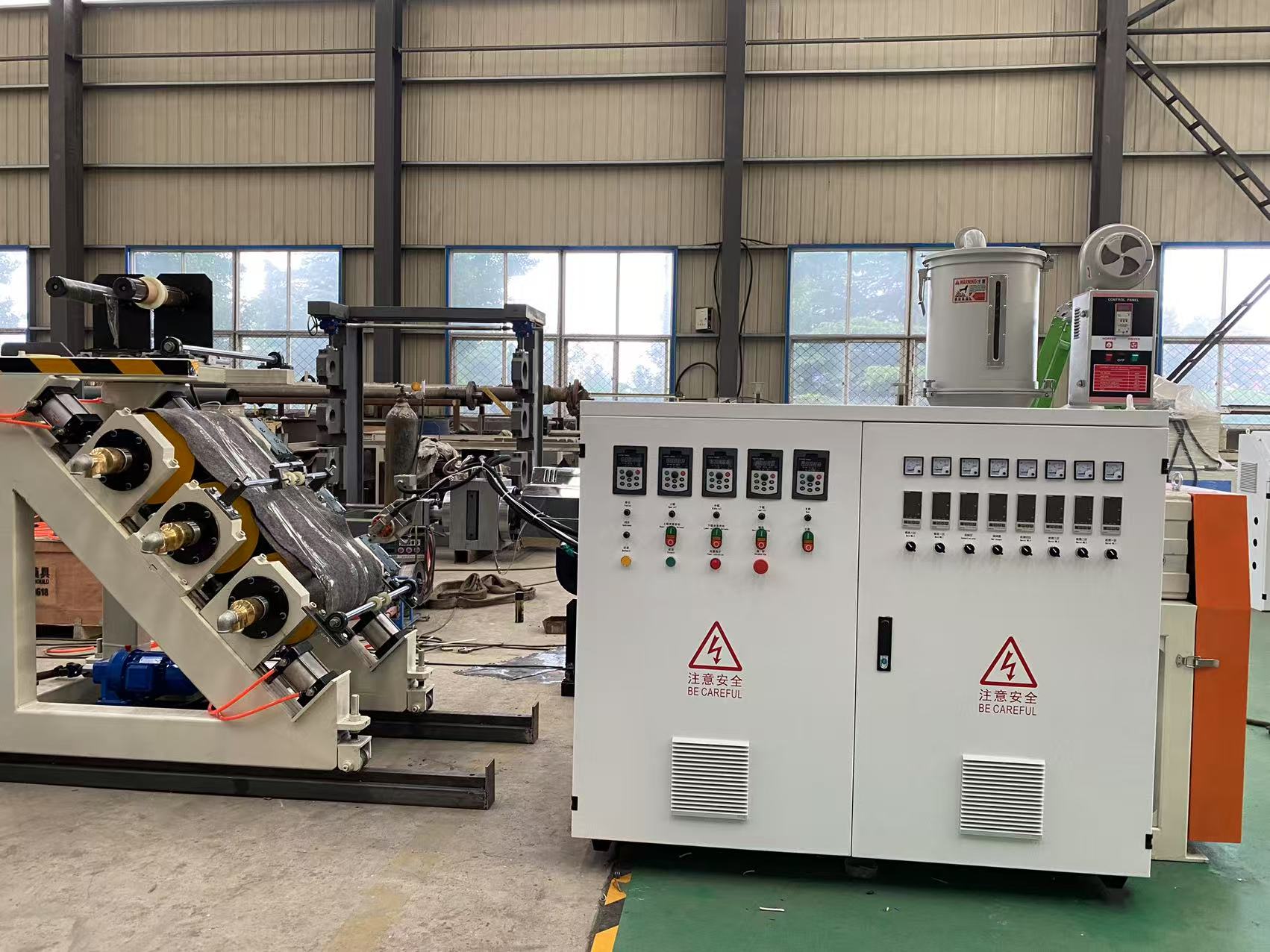 تقوم شركة QINGDAO EASTSTAR بشحن خط إنتاج TPE Waterstop المتقدم إلى الهند