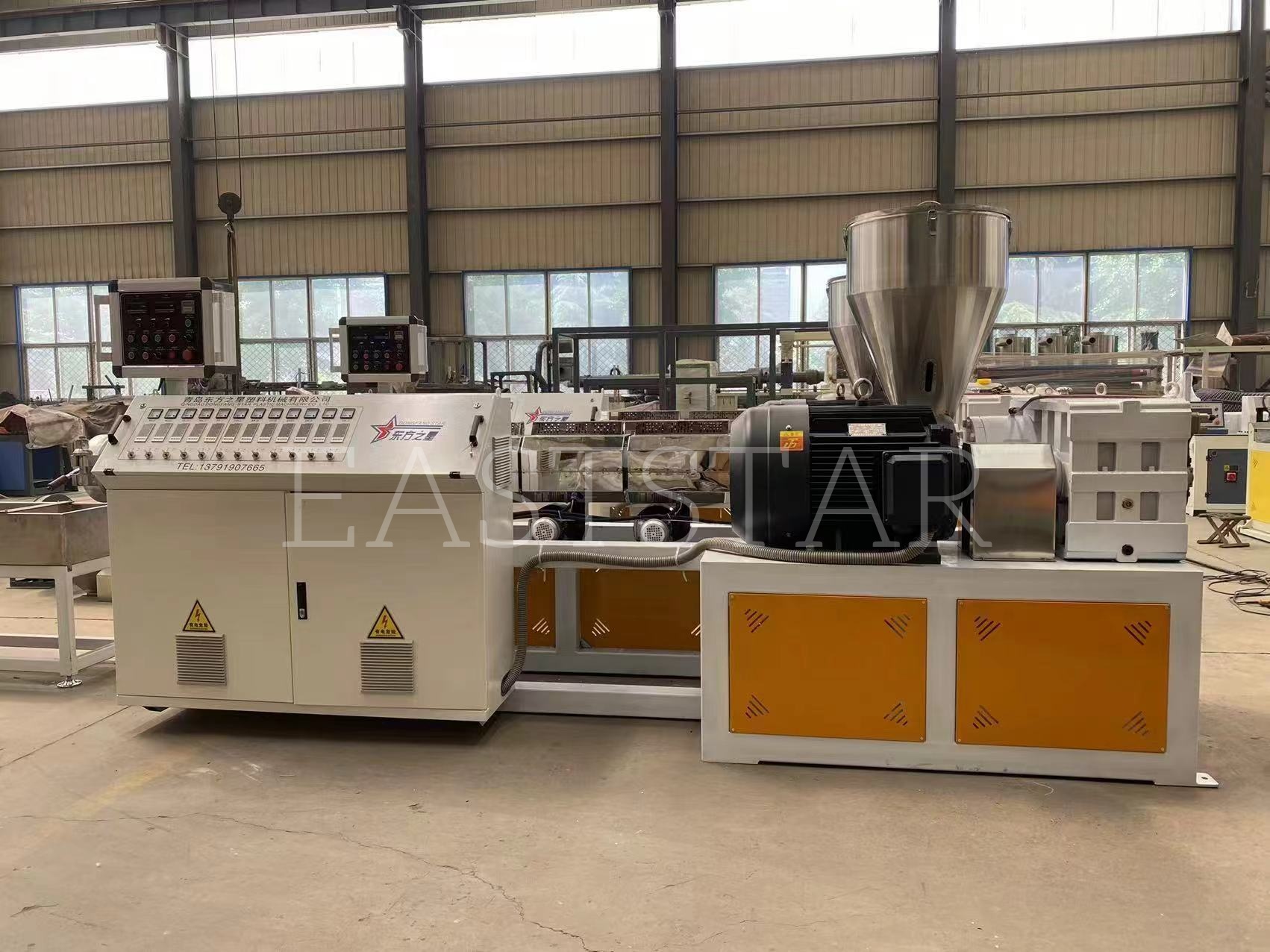 يقوم فريقنا الفني بإجراء التجميع الدقيق لآلة التحبيب المزدوجة اللولب المتوازية TSSK65 لعملائنا العرب