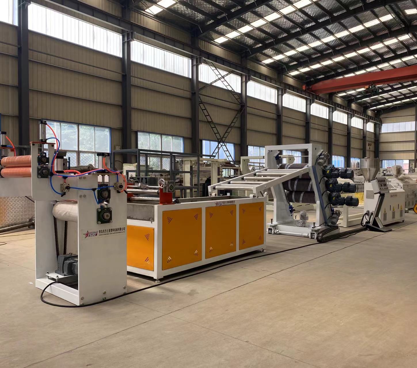 تتيح حلول خط إنتاج ستائر الأبواب المرنة PVC الاحترافية إنتاج ستائر الأبواب الصناعية بكفاءة