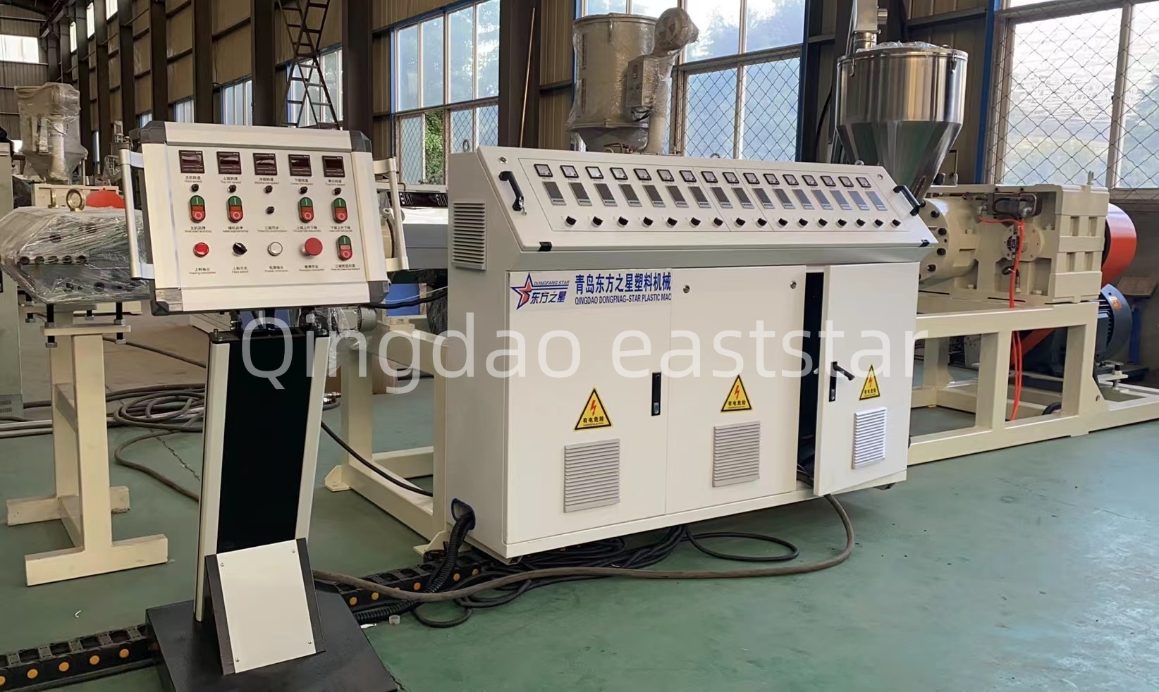 كيف يضمن خط إنتاج ألواح الصرف الصحي PE الاحترافية جودة أنظمة الصرف الصحي في المباني؟