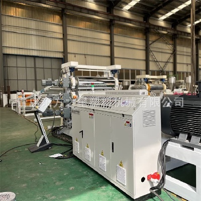 تصنيع الألواح المرنة: يعمل خط إنتاج الألواح المرنة SPVC الاحترافي على تمكين تطوير الماشية الحديثة ومواد البناء